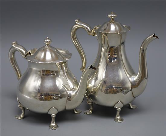 An American sterling white metal coffee pot and a matching teapot, makers Daniel Low & Co, gross 32.5 oz.